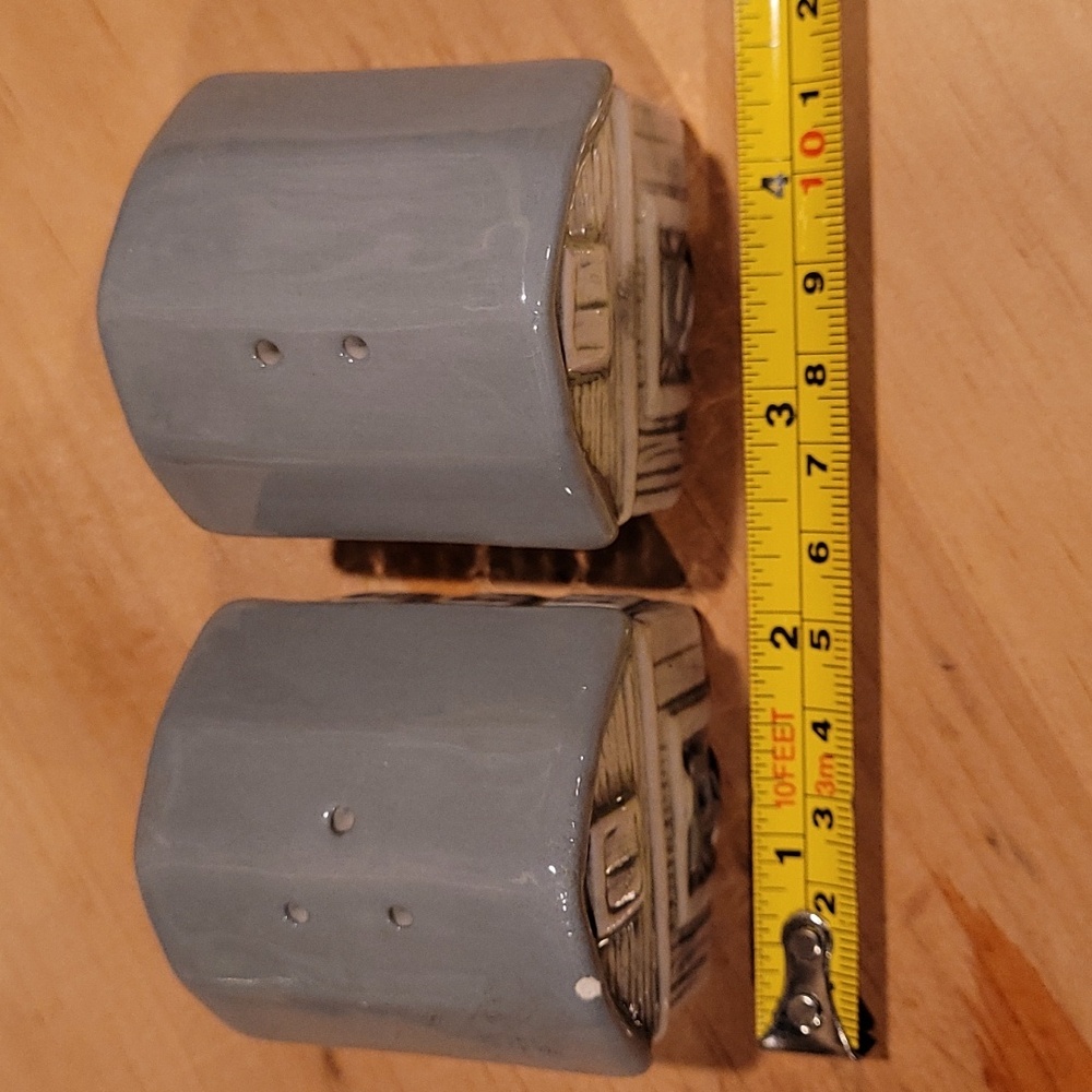 Gray Barn salt & pepper shakers - Picture 8 of 9